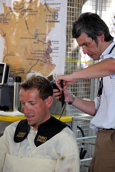 Christophe Moreau (AG2R-Prevoyance) getting a quick trim shortly before the start.