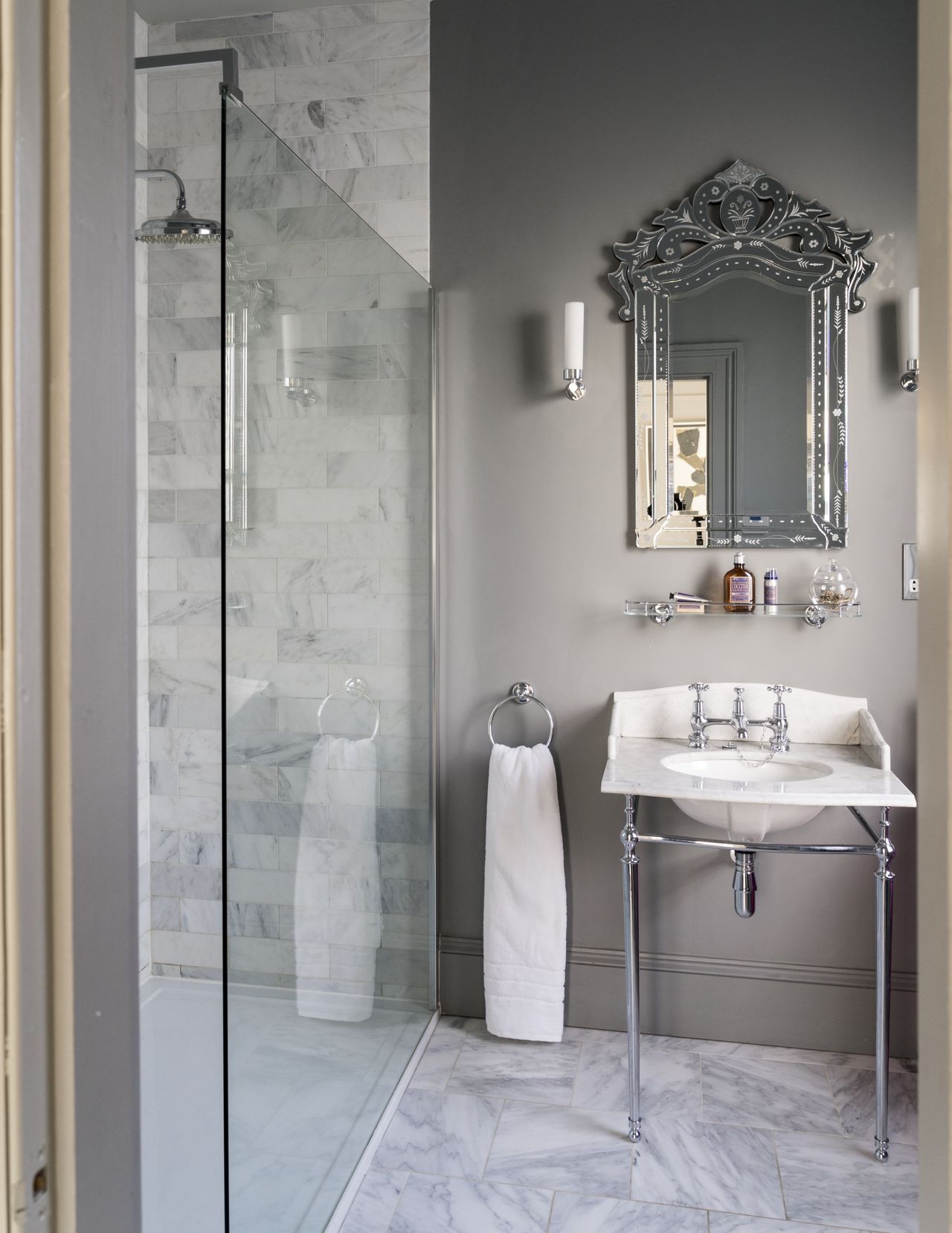 Bathroom mirror lighting ideas how to pick the perfect flattering