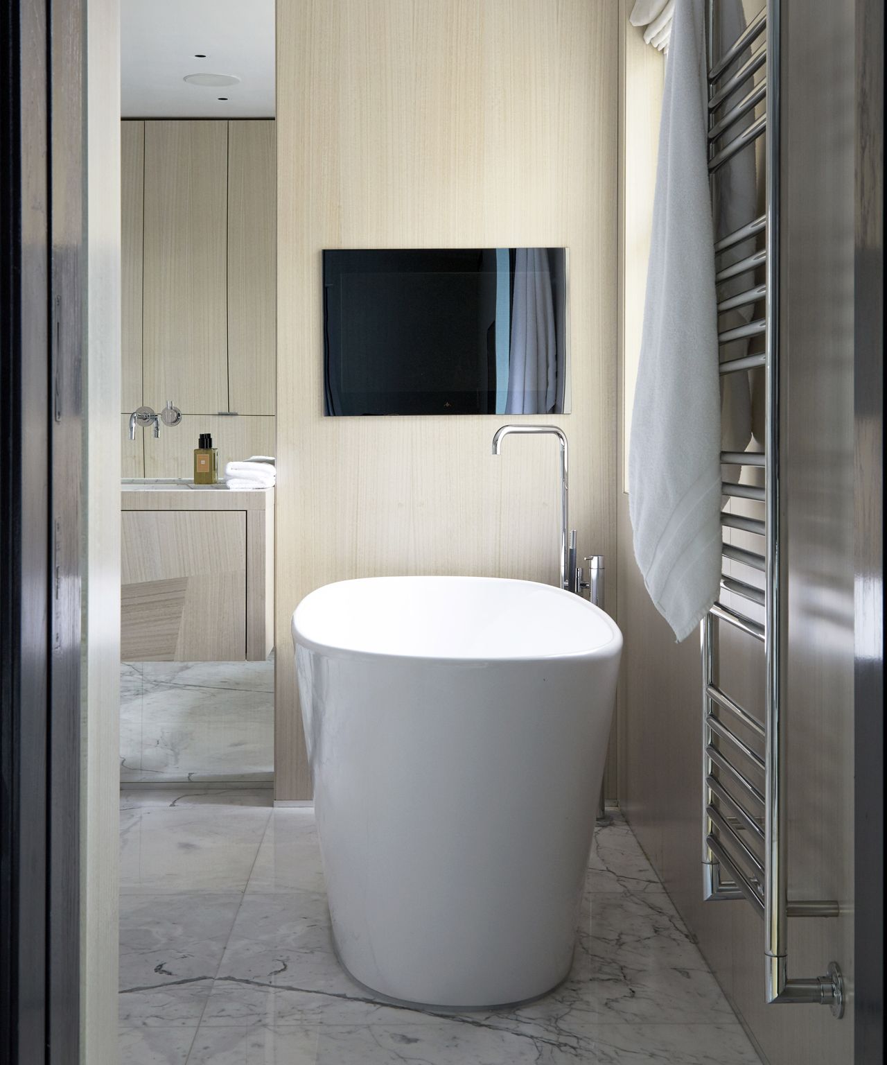 Inverted pedestal in the bathroom