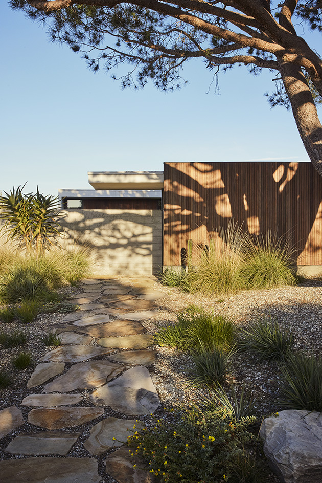 Paperfold house, a Pierre Koenig house in California redesigned by Jamie Bush, has contemporary feel and furniture and a midcentury feel