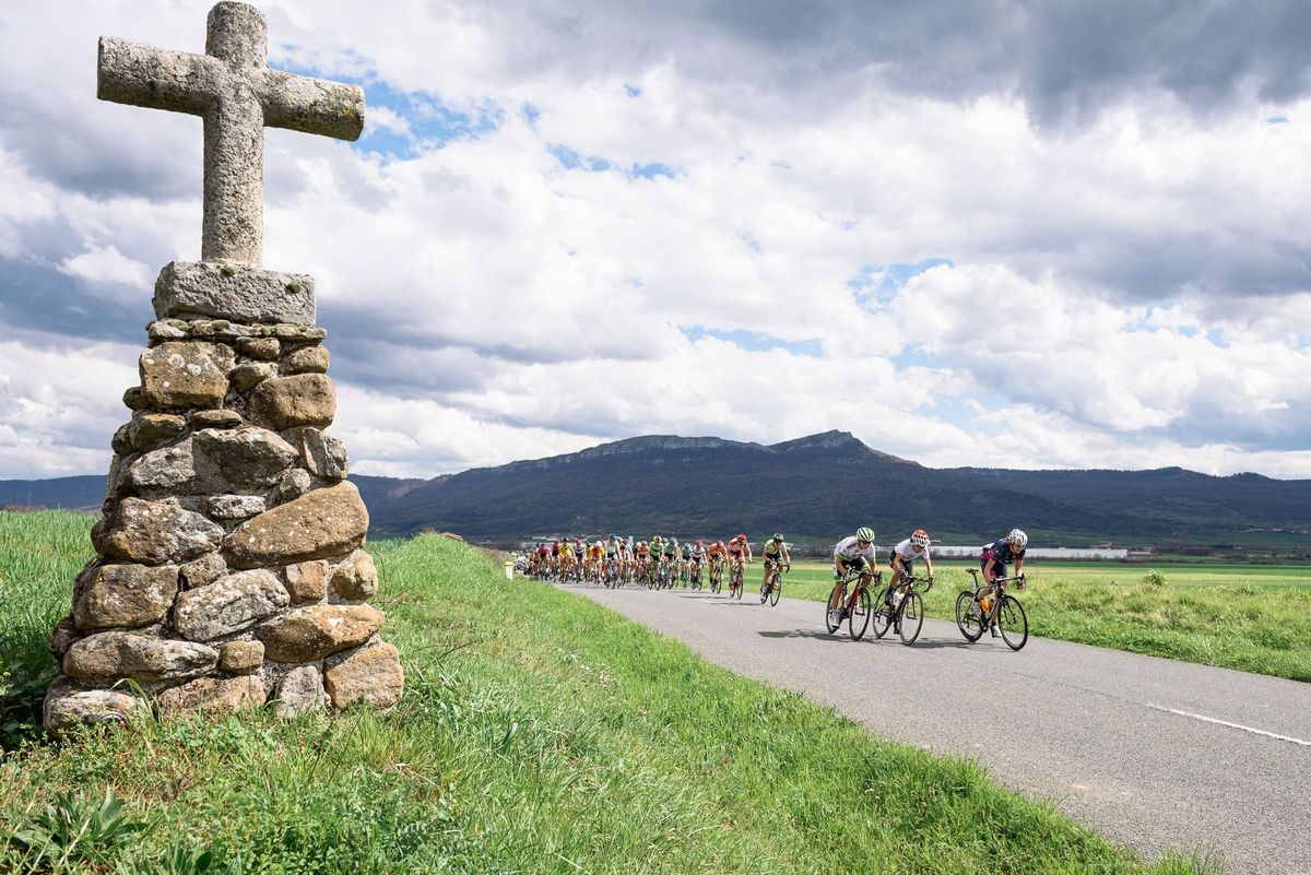 The peloton react to Anna Trevisi's attack
