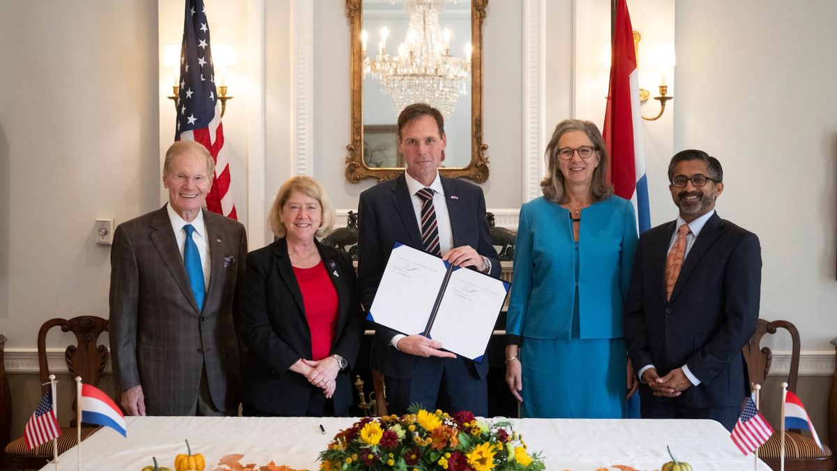 Nederland en IJsland ondertekenen Artemis-overeenkomst om de maan te verkennen