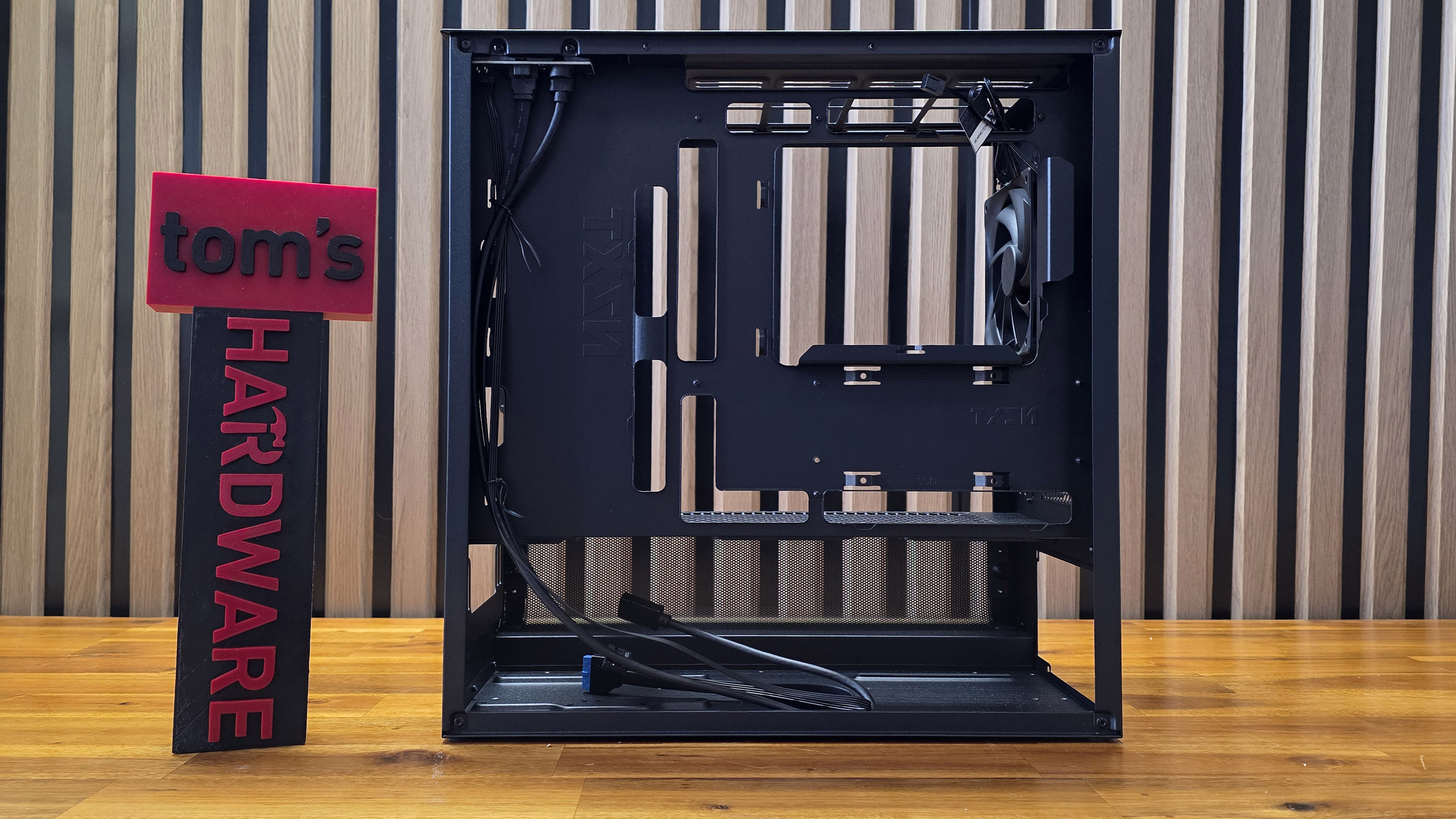 NZXT H3 Flow Stripped Side