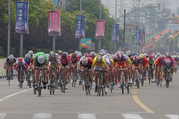 The bunch sprints to the finish line for Stage 2