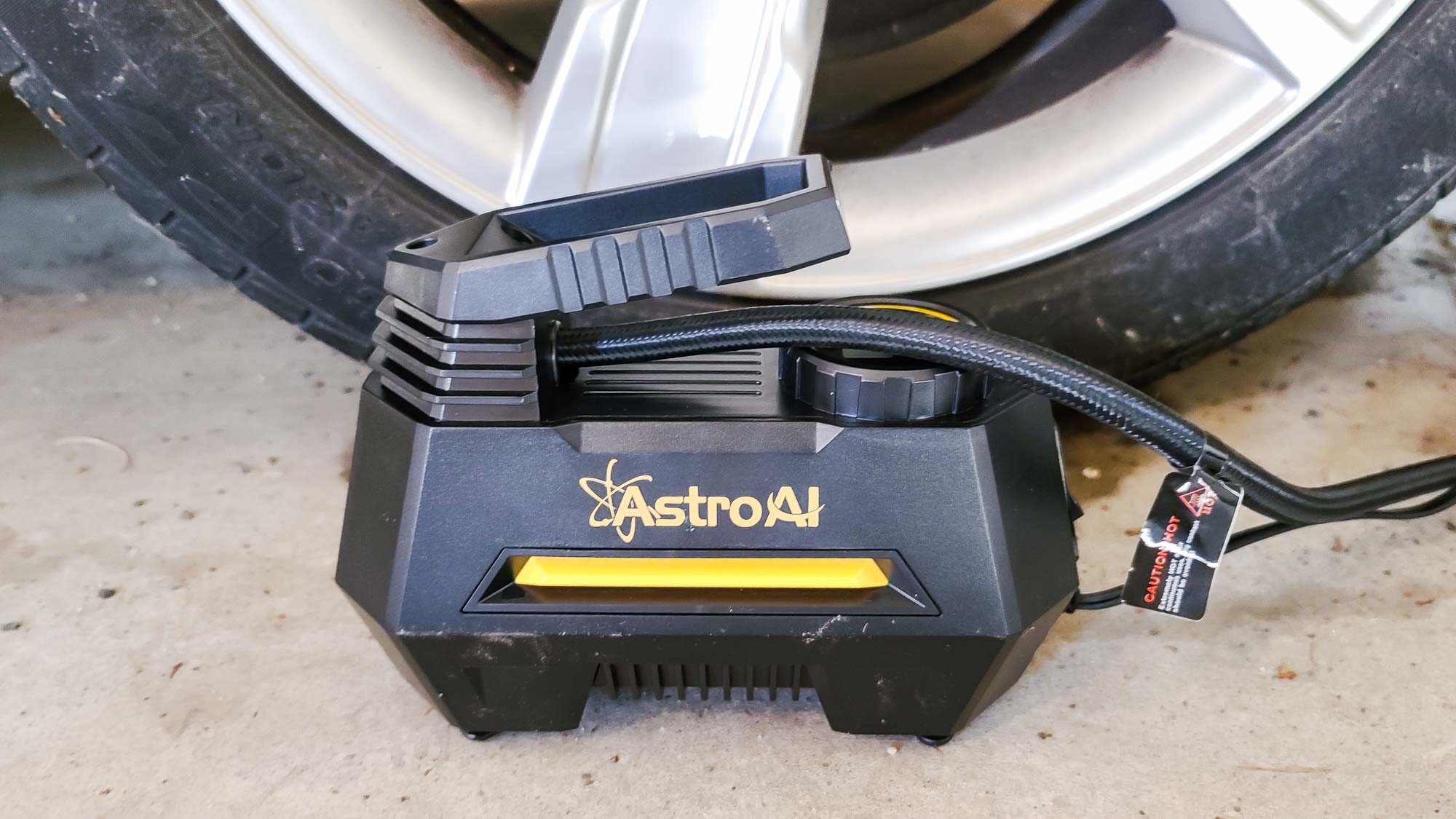 Compresseur d'air AstroAI gonflant le pneu de voiture