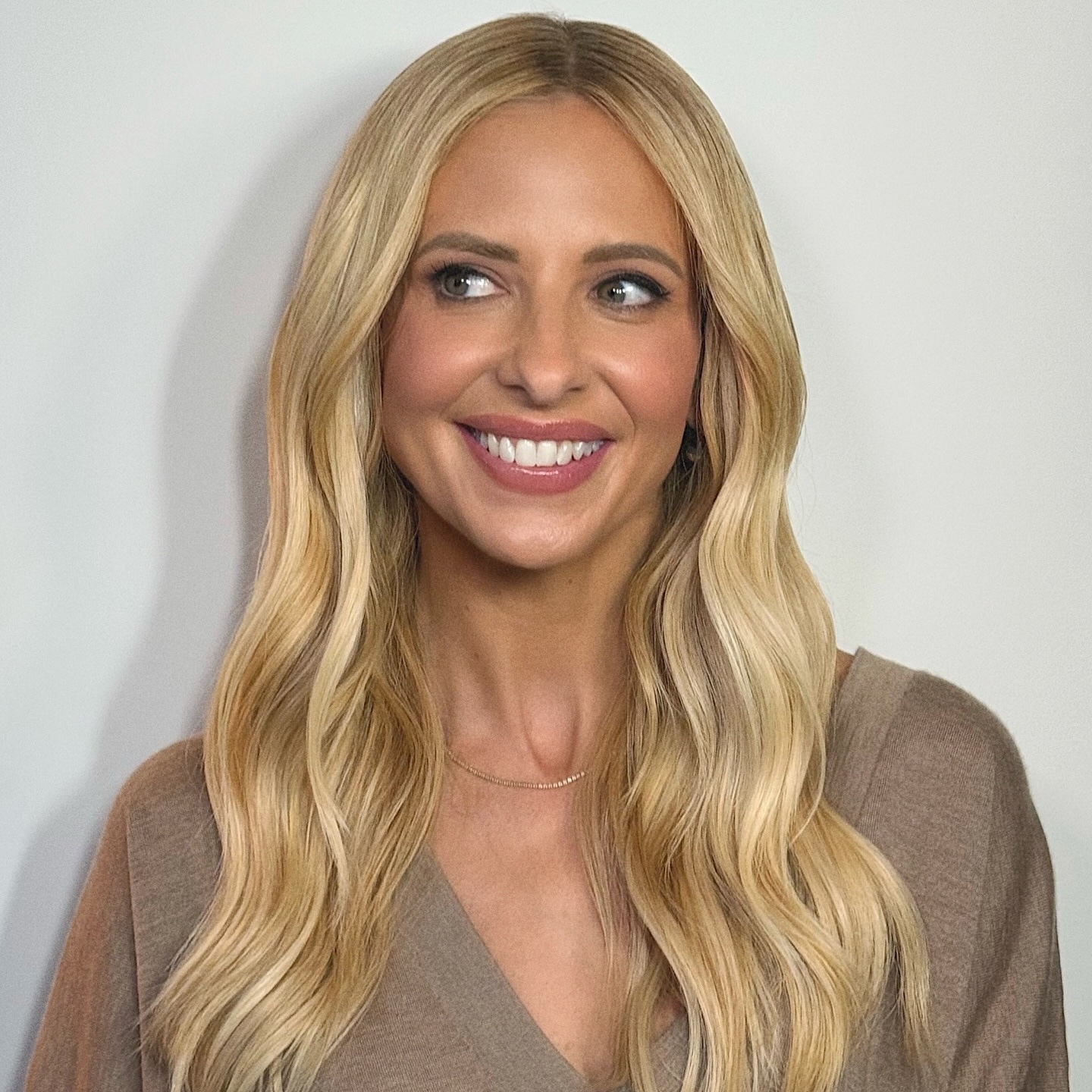 Sarah Michelle Gellar with &quot;champagne blonde&quot; hair