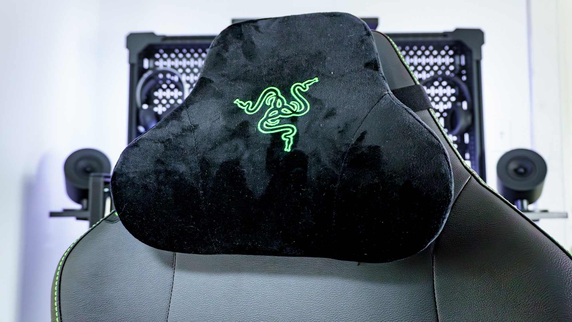 A close-up shot of the included memory foam head cushion that comes with the Razer Iskur V2 NewGen gaming chair