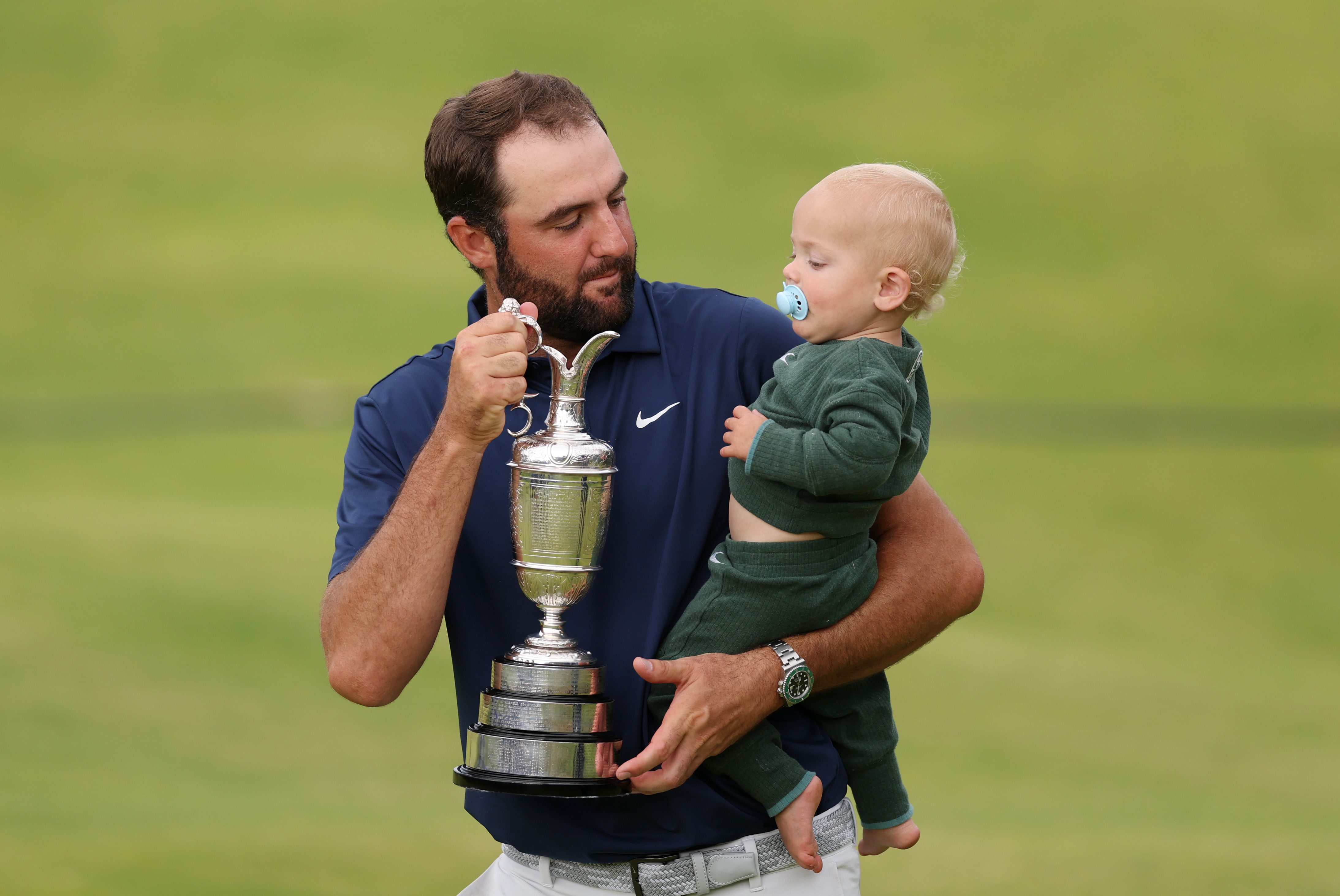 Scottie Scheffler shows his son the Claret Jug
