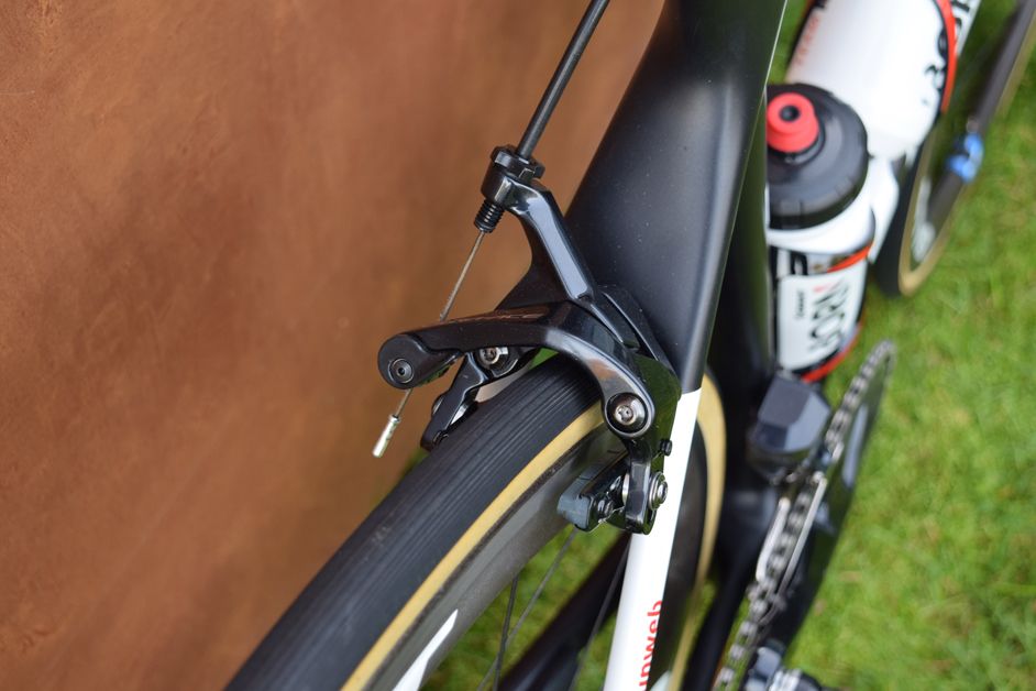 The Dura-Ace R9100 brakes are paired with carbon specific brake pads