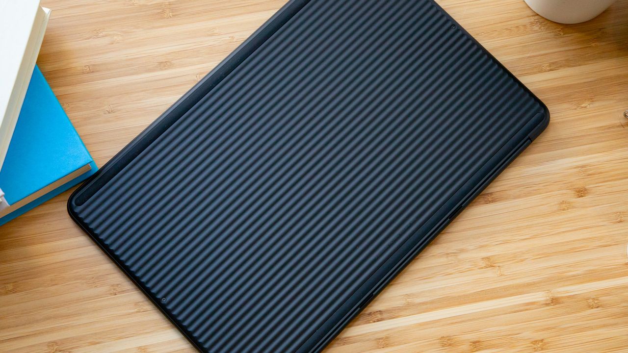 Google Pixelbook Go's frame has the rippled base.