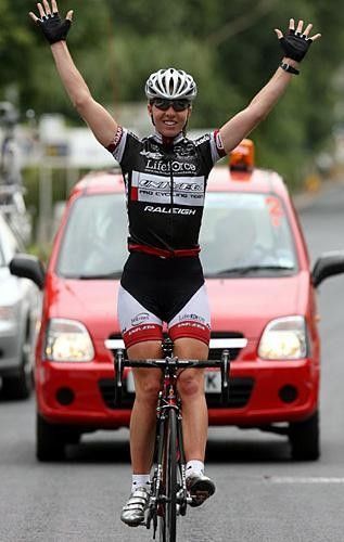 Nicole Cooke (Raleigh - Univega) celebrates