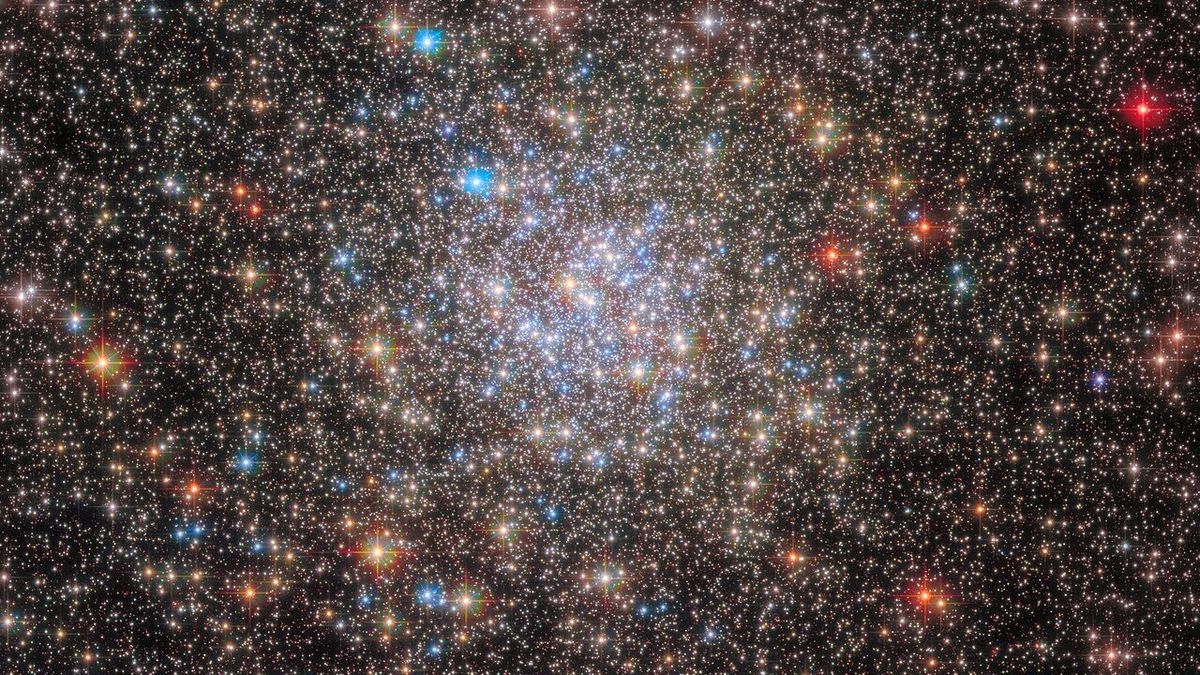 Hubble Space Telescope captures chaotic globular cluster near Milky Way's core - Space.com
