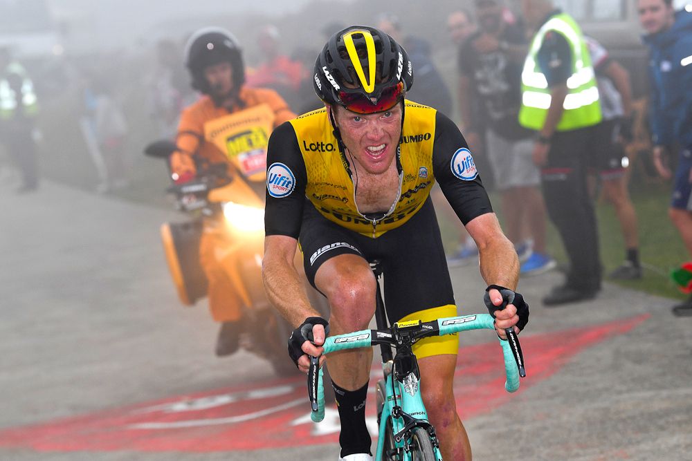 Steven Kruijswijk climbs through the fog during stage 17 at the Vuelta