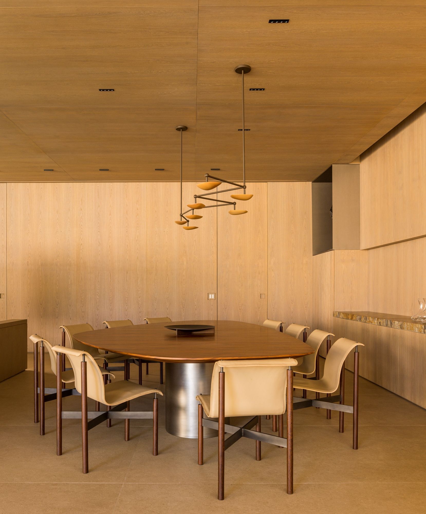 Pacaembu House big round dining table