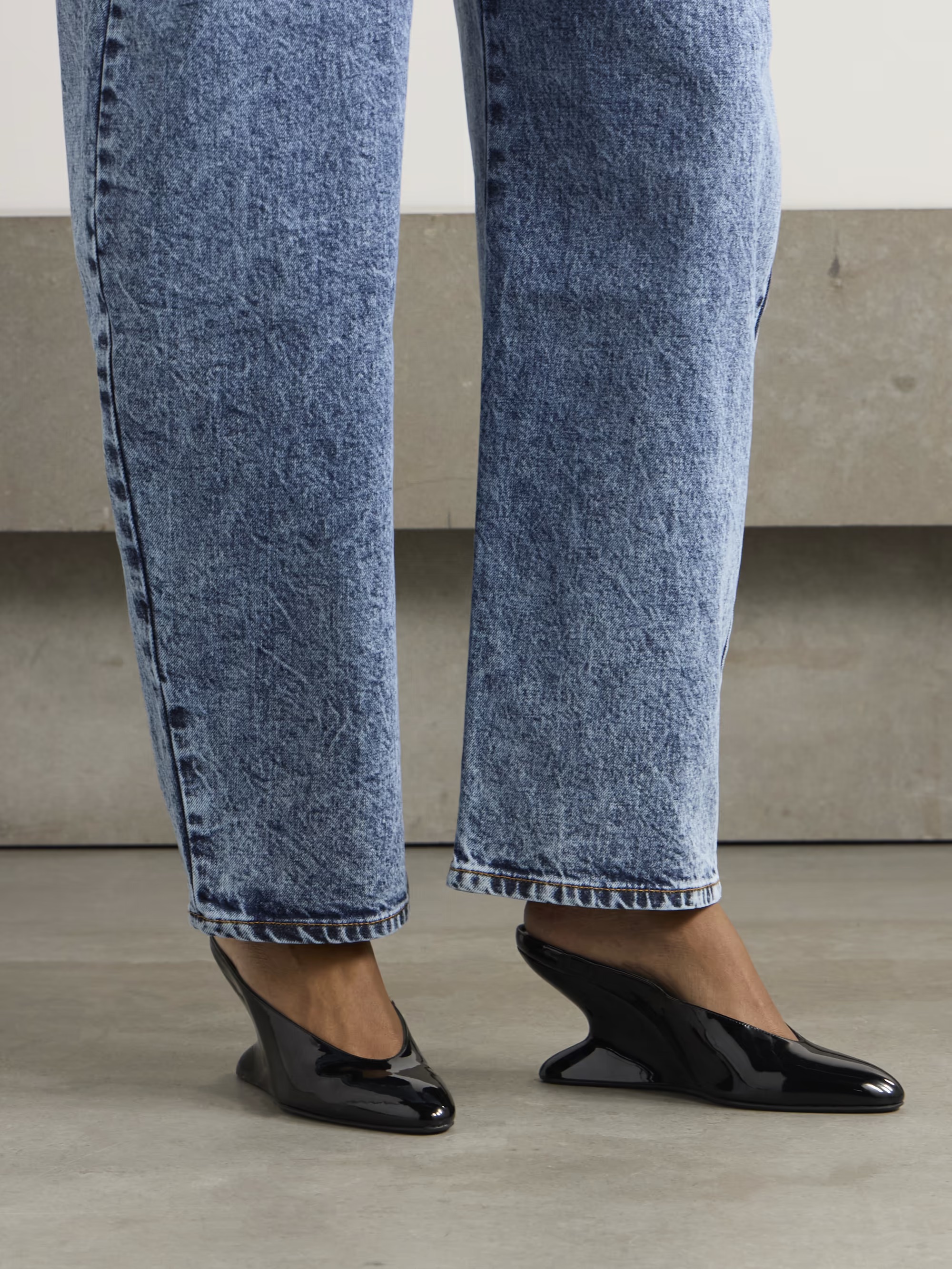 ALA&amp;Iuml;A, Patent-Leather Wedge Mules