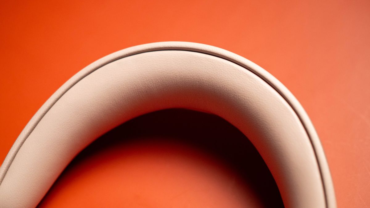 Bowers &amp; Wilkins Px8 S2 design highlighting the headband