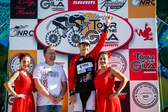 Ben Day (UnitedHealthcare) puts on the leaders jersey to wear into the final stage.