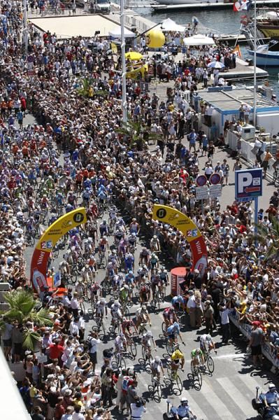 The start of stage three in Marseille.