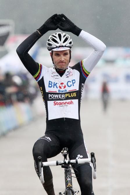 Niels Albert salutes as he crosses the finish line