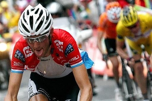 Fr&auml;nk Schleck (CSC-Saxo Bank) sprints away from Cadel Evans