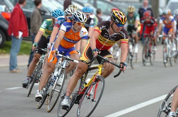 Oscar Freire (Rabobank) shadows Stijn Devolder (Vacansoleil DCM)