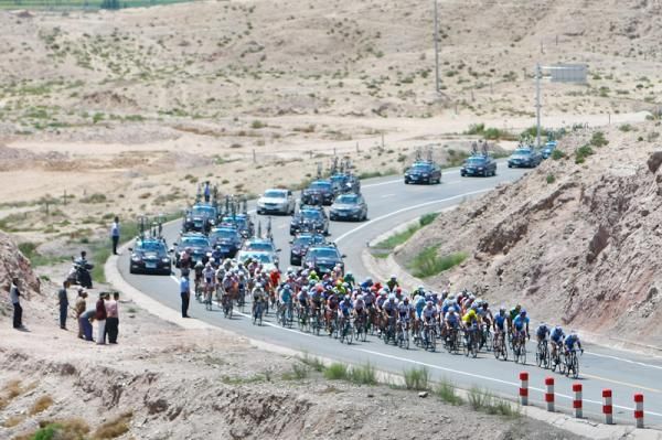The main peloton at 20 kilometer to finish