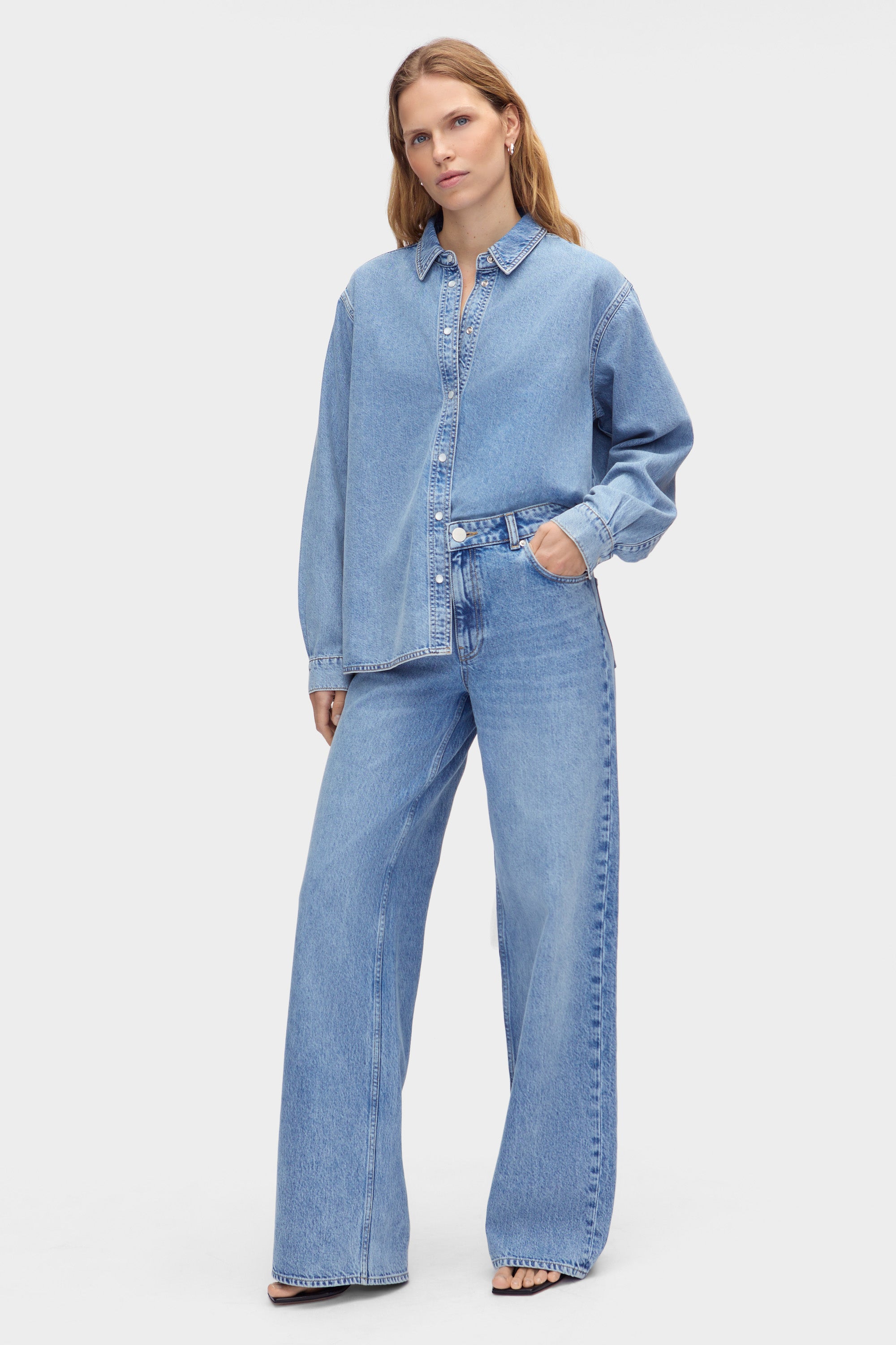 Low Rise Loose Wide-Leg Jeans