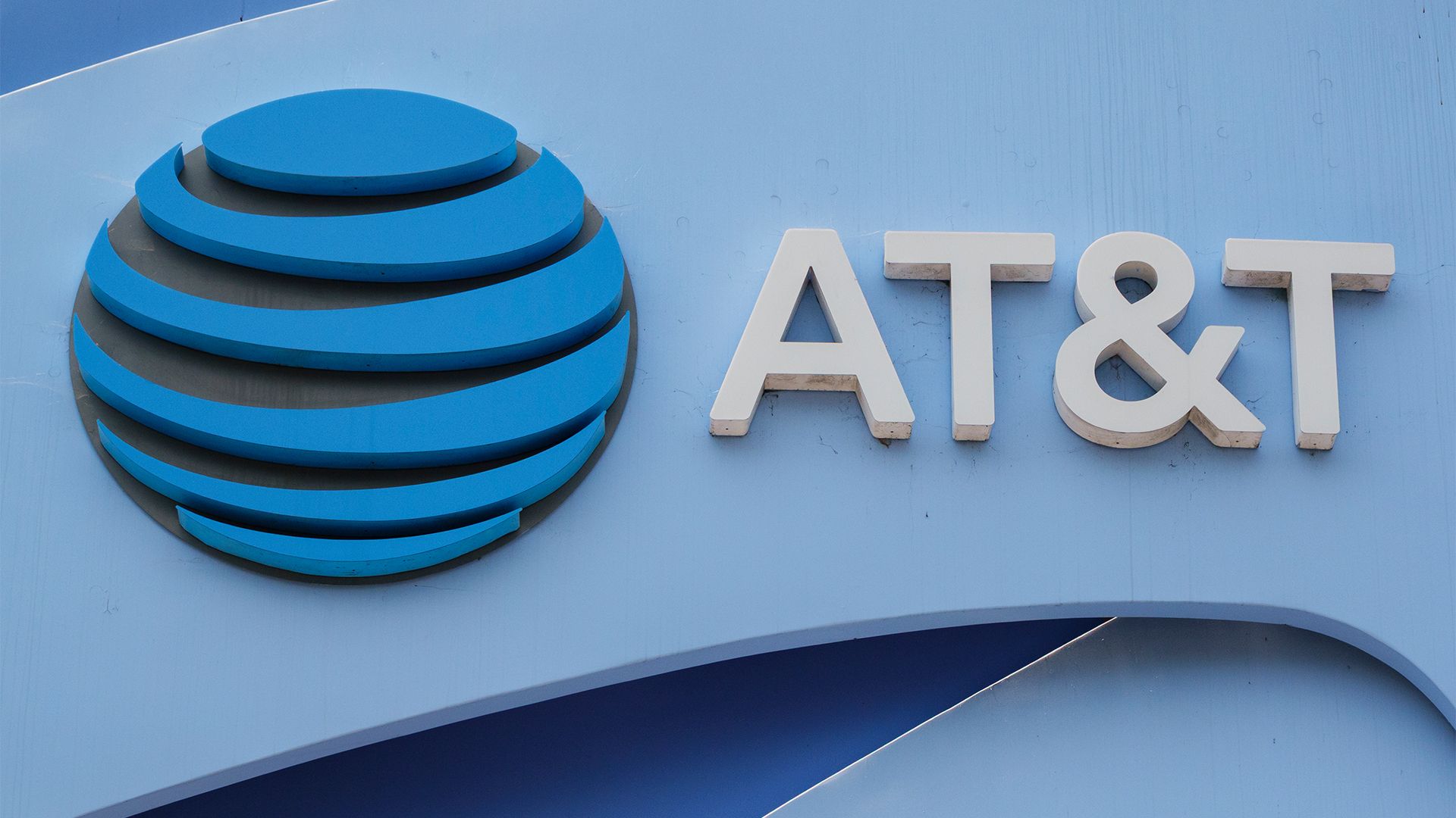 AT&T expands AWS partnership in network modernization, cloud migration push