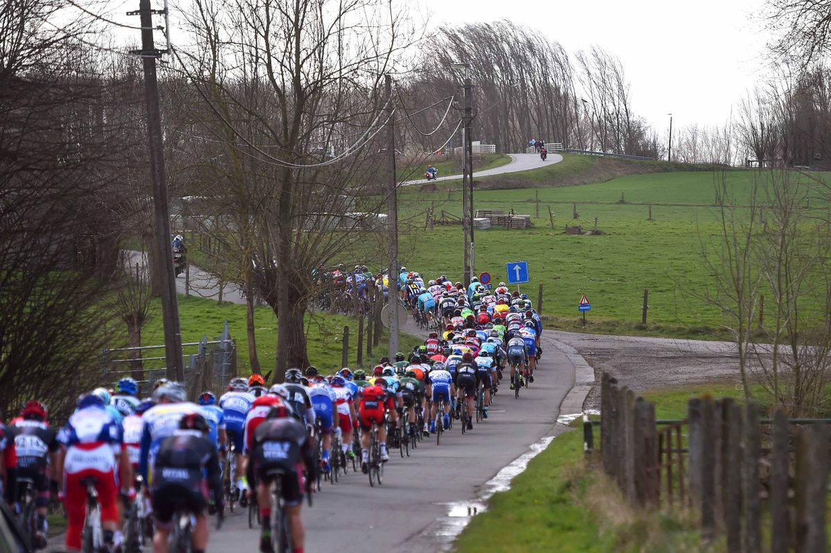 A long strung out peloton