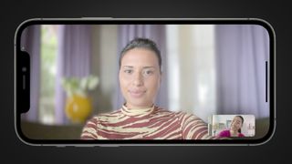Un iPhone en plena videollamada de Facetime