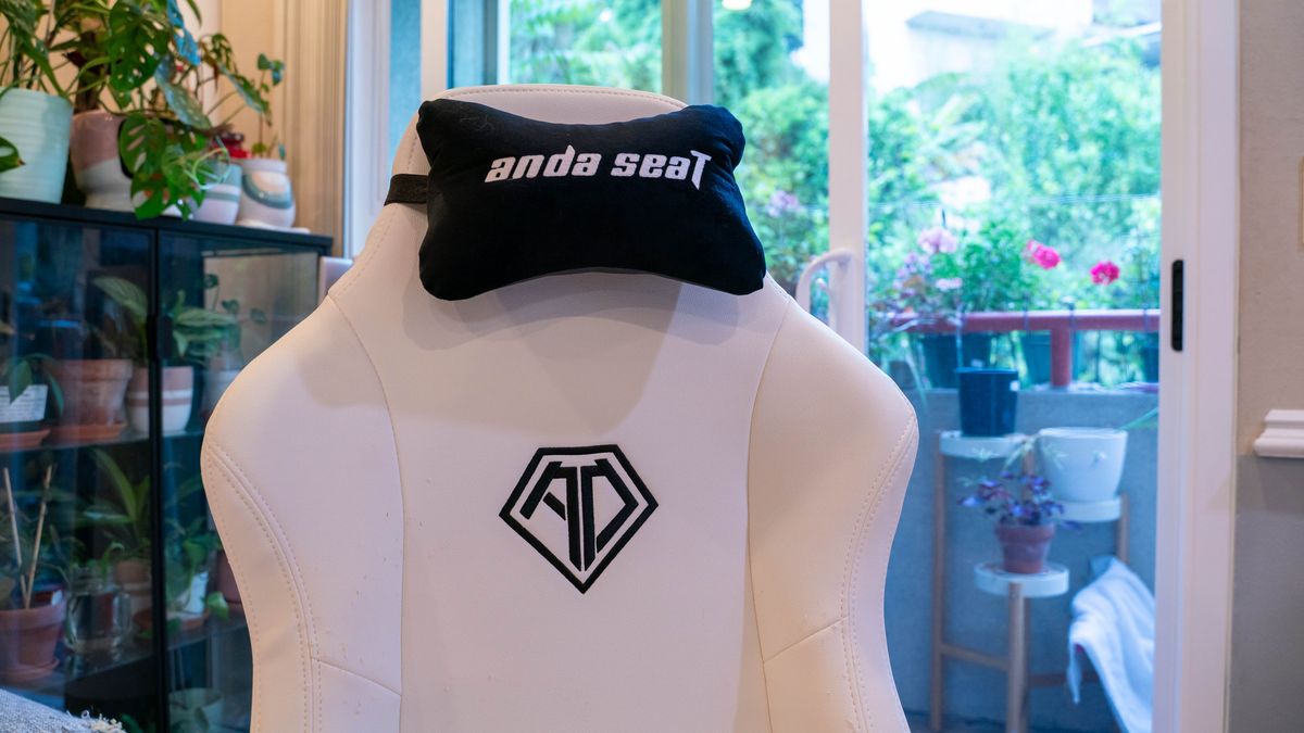 AndaSeat Phantom 3 in my living room