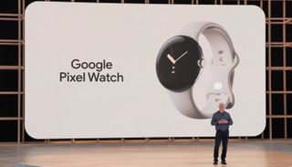 Google Pixel Watch presenteras uppe på scen under Google IO.
