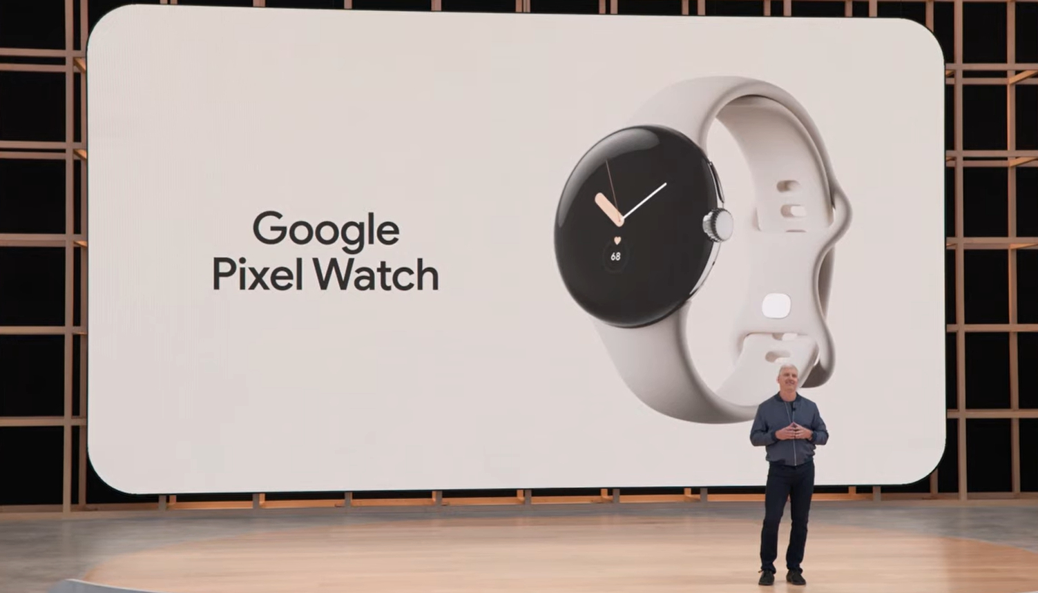 Et skjermbilde fra Google IO 2022-hovedinnlegget med Google Pixel Watch i bakgrunnen