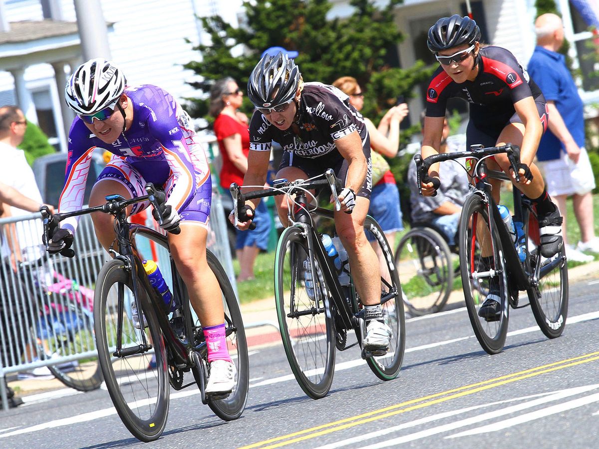 The pros size each other up for the last lap and decide which wheel to sit on.