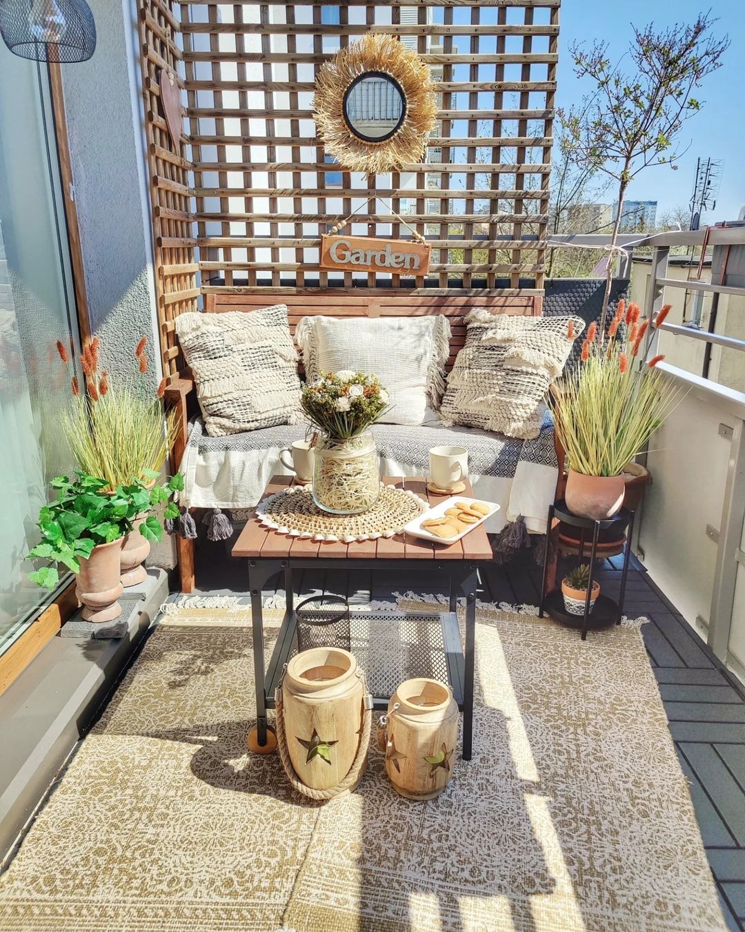 Balkon dengan sofa dan bantal boho krem