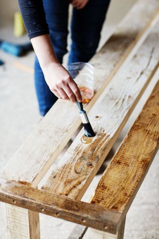 how to built a pallet bench: varnish