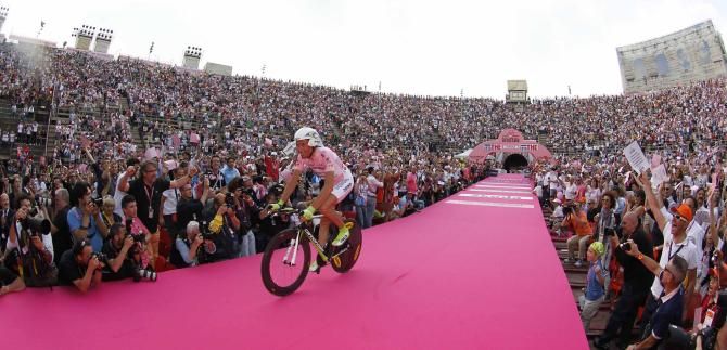 Ivan Basso enters the Verona arena and wins the 2010 Giro d'Italia