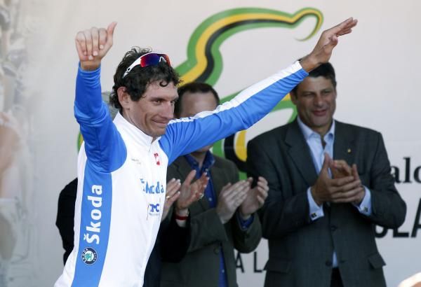 Pozzato climbs onto the podium and salutes the crowd