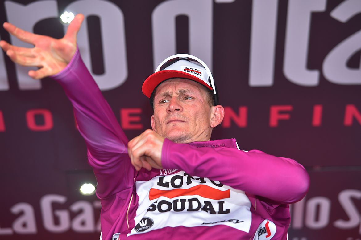 Andr&eacute; Greipel lost the pink jersey on the Giro d'Italia's third stage but remains atop the points classification.