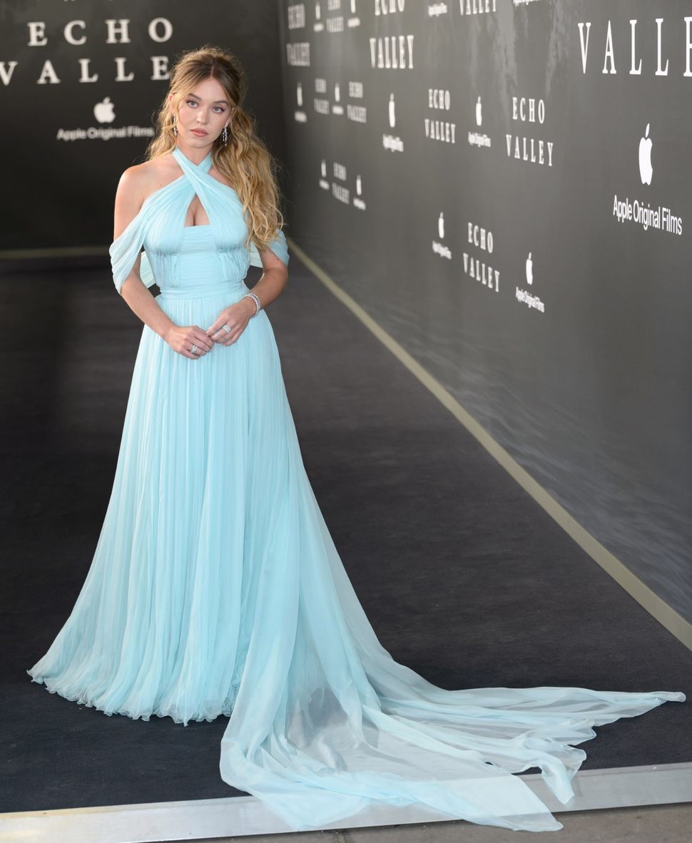 Sydney Sweeney Went Full Greek Goddess, And Now I’m Wondering If The Cold Shoulder Is Making A Comeback