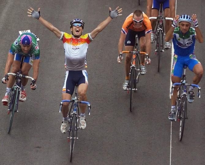 2001 Worlds: The thrill of victory for Oscar Freire (Spain) and the agony of defeat for silver medalist Paolo Bettini (Italy)