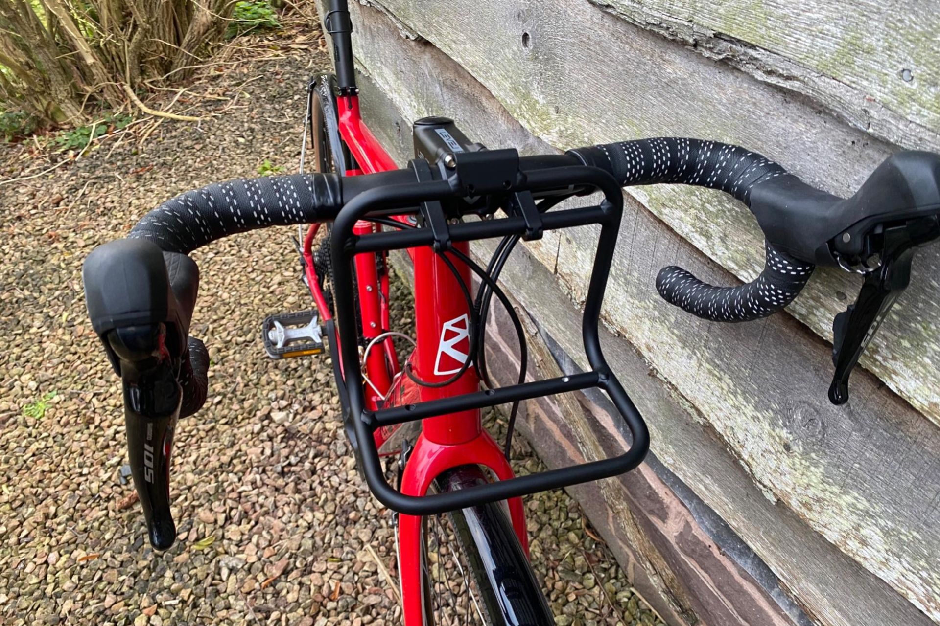 Image shows the Specialized/Fjällräven handlebar bag and rack