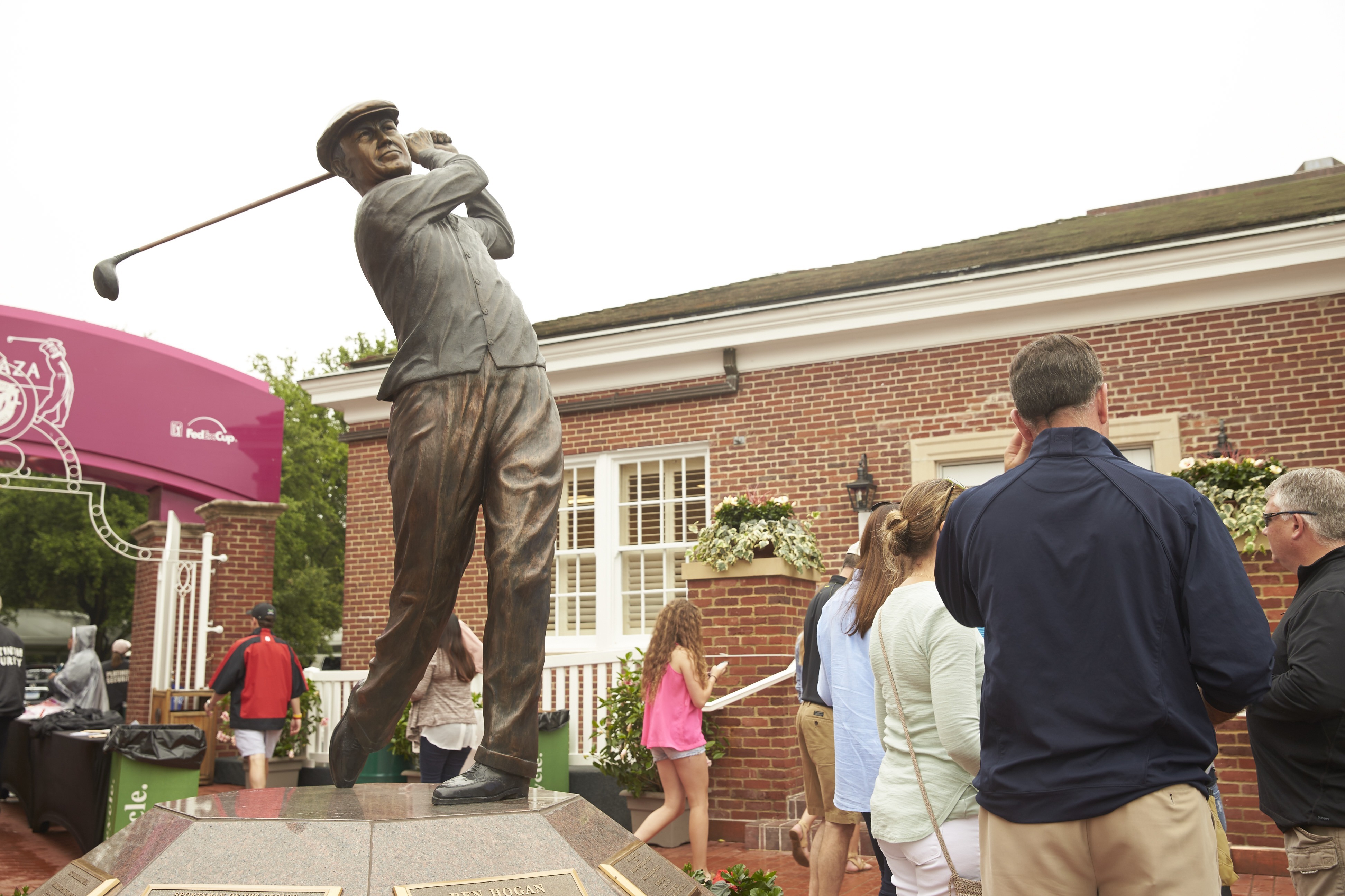 A bronze statue of Ben Hogan at Colonial Country Club