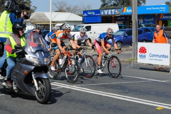 The breakaway sprints for the prime at Bargo; Nathan Haas wins ahead of Alistair Loutit (Bikebug.com) and Brian McLeod (Budget Forklifts)