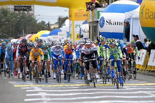 Liquigas drives the pace with Fabian Cancellara (CSC-Saxo Bank), l.