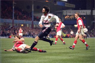 BIRMINGHAM, ENGLAND - APRIL 4: Ryan Giggs of Manchester United scores the winning goal for Manchester United in extra time during the FA Cup semi-final between Arsenal v Manchester United at Villa Park on April 4, 1999 in Birmingham, England. Arsenal 1 Manchester United 2 (Photo by John Peters/Manchester United via Getty Images)