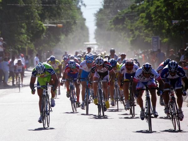 Alberto Loddo snatches the bunch gallop to the finish from Napolitano and Chicchi