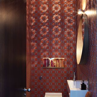 bathroom with mirror and washbasin