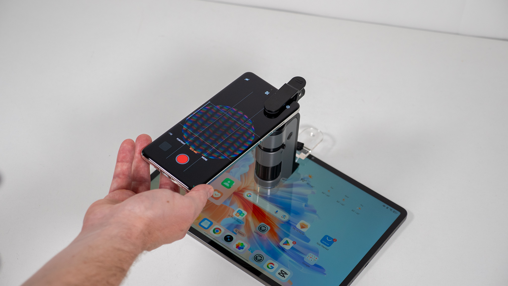 Testing to see if the Honor Pad V9 uses temporal dithering by using a OnePlus 13's 480FPS slow motion video and a Carson MicroFlip smartphone microscope
