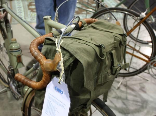 One requirement of this year's Oregon Manifest Constructor's Design Challenge was the ability to carry - what else - a six-pack. Cielo got it done with this neat-looking canvas number.